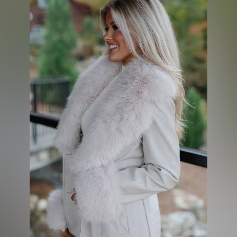 NWT✨Luxury Cream Faux Fur Collar Jacket